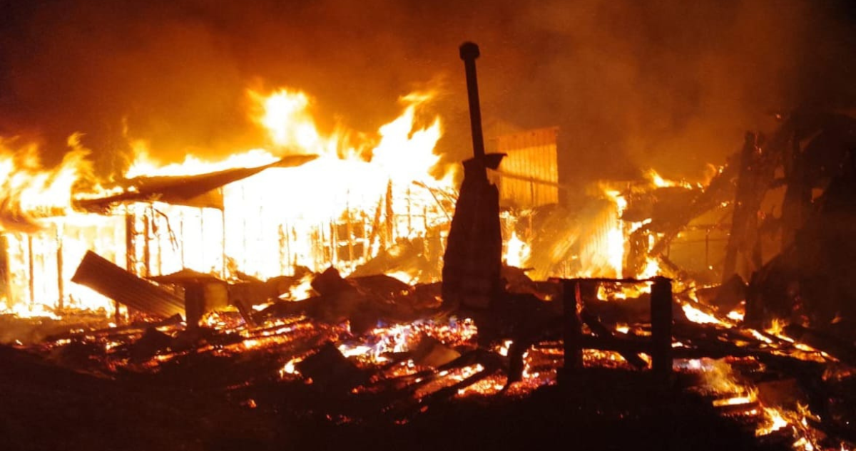 “Fuego y bala a los sapos del territorio mapuche”: sujetos queman vivienda y dejan lienzo en Tirúa