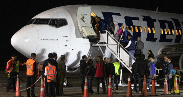 Aumenta número de migrantes en frontera Chile-Perú tras llegada de primer avión fletado por Venezuela