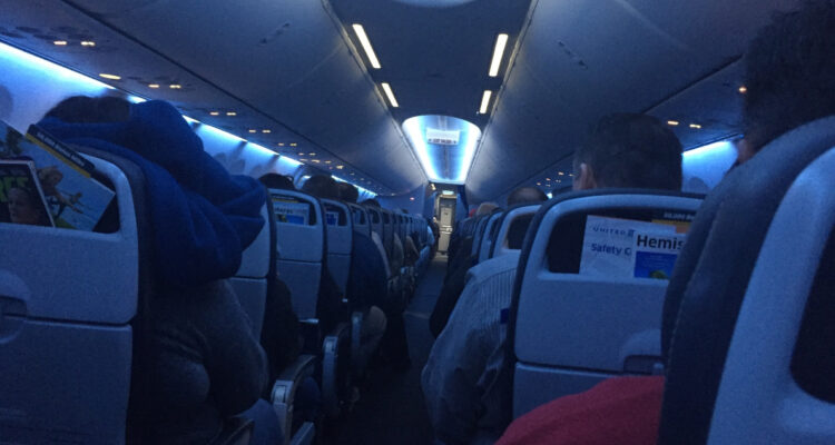 Una fotografía contextual sobre los asientos de un avión.