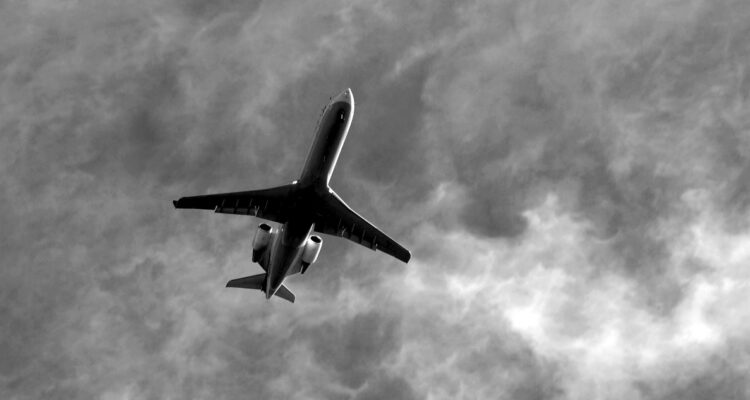 Cada vez es más común sentir turbulencias significativas durante vuelos en avión.