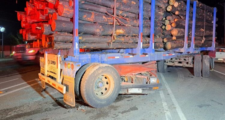 Auto termina bajo el acoplado de un camión tras choque a alta velocidad en Los Ángeles