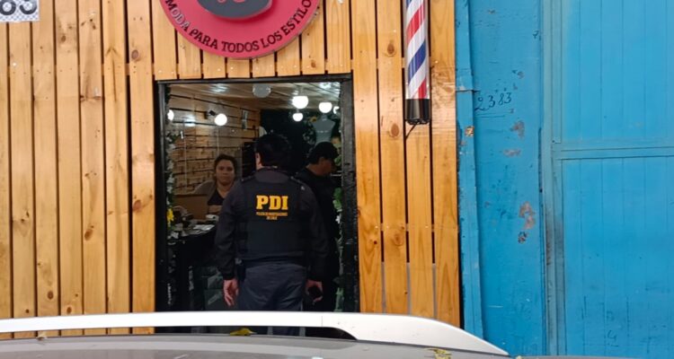Descubren barbería de fachada para vender ropa, zapatillas y perfumes falsificados en Santiago