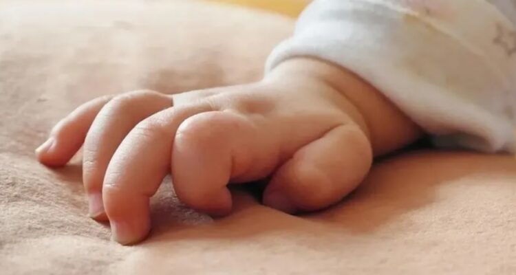 Bebé está grave por ingesta de cocaína en Estación Central: madre se fugó tras abandonarla en clínica