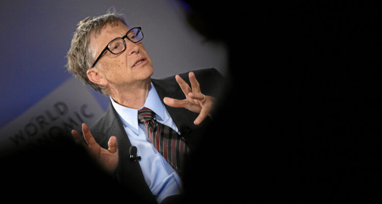 Bill Gates, cofundador de Microsoft y prominente nombre en la industria tecnológica, anticipa que la inteligencia artificial acabará con buscadores como Google, y tiendas digitales como Amazon.