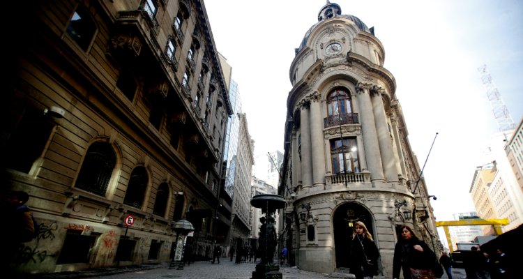 Bolsa de Santiago en rojo luego que BC pidiera a bancos activar colchón de capital ante incertidumbre