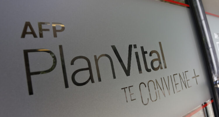 Bolsa de Santiago suspende cotizaciones de Afp PlanVital por brusca subida de un 43% en el valor de sus acciones