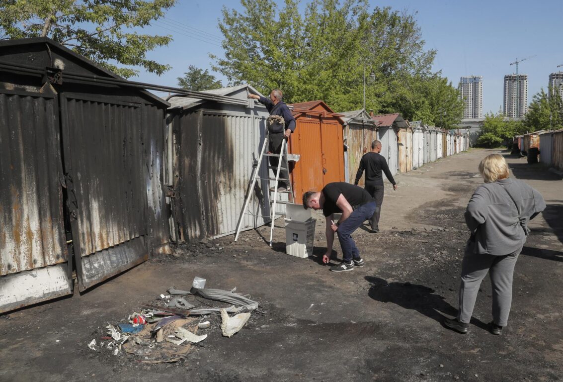 Un garage después de la caída de restos de un cohete que fue derribado en Kiev 