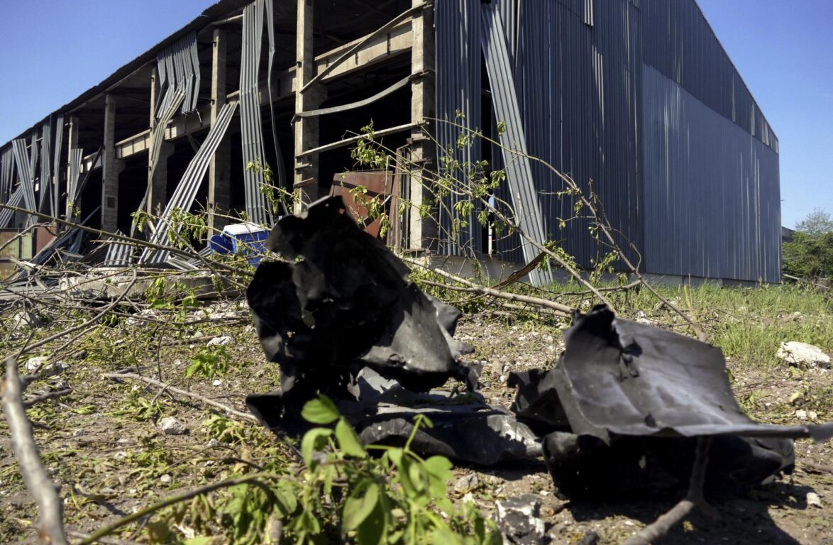 Restos de un cohete tras el bombardeo nocturno de una zona industrial en Odesa, Ucrania 