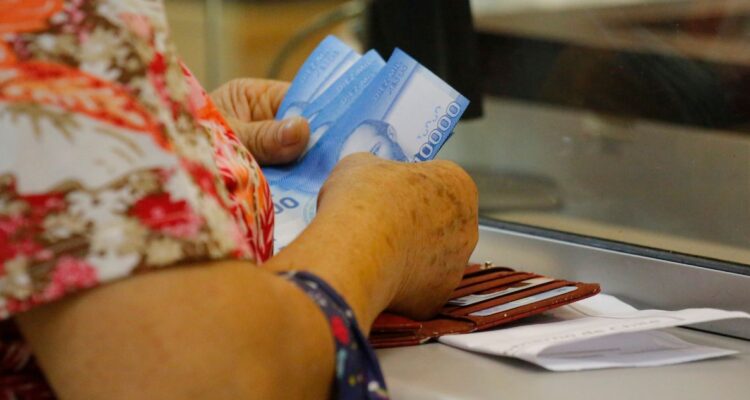 Los principales bonos, subsidios y ayudas económicas del Estado en Chile: dónde, cuándo y cómo postular para recibirlos