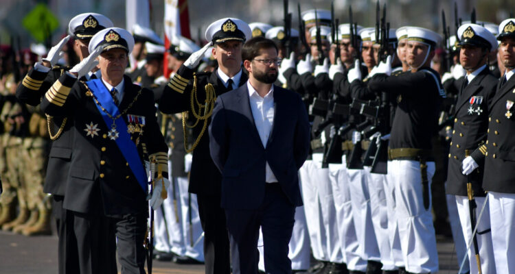 Boric evita comentar prohibición de público en acto del 21 de mayo: Alcalde apuntó a la Presidencia