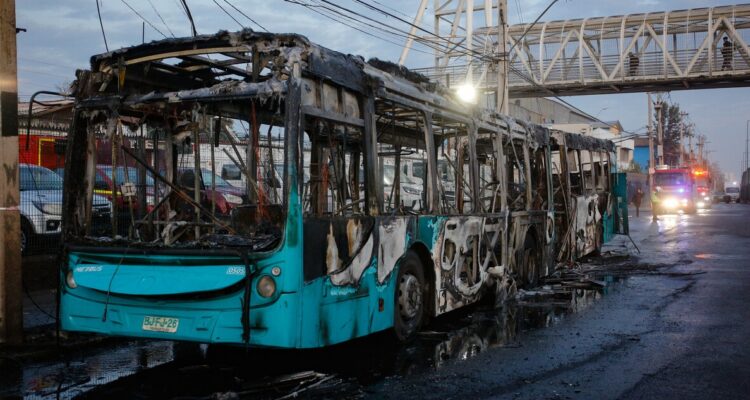 Bus se incendió en la caletera de Vespucuo Sur: pasajeros lograron bajar ilesos