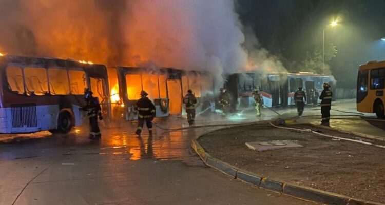 Dos buses RED terminan destruidos tras incendio en terminal de Maipú