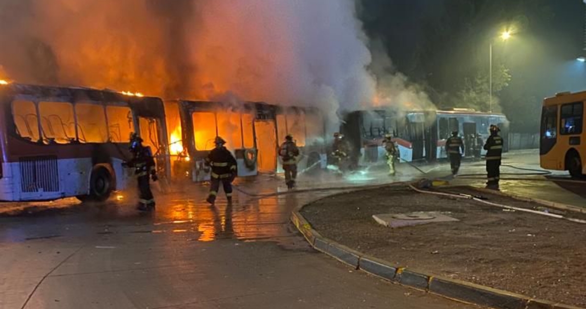 Dos buses RED terminan destruidos tras incendio en terminal de Maipú