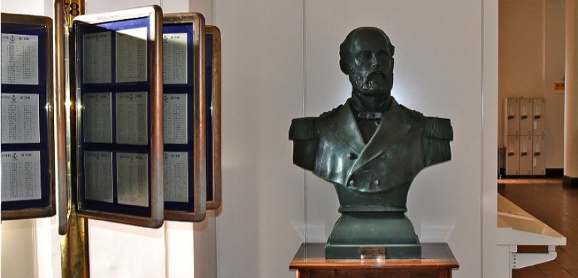 El busto de Arturo Prat en la Academia Naval de Japón