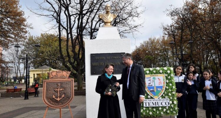 Reposición de busto vandalizado de Arturo Prat