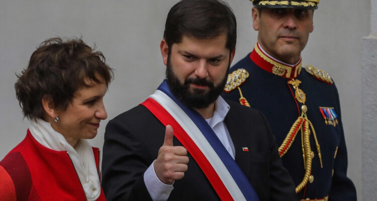 Cadem: Presidente Boric mantiene su base de apoyo del 30% y Tohá se mete entre los “presidenciables”