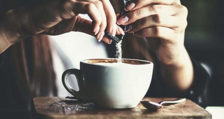 Si te has preguntado cómo mejorar el sabor del café, revisa la explicación de por qué deberias añadire la sal a tu bebida para quitar su amargura.