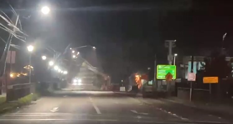 Video muestra cómo ráfagas de viento botan una serie de postes en costanera de Puerto Varas