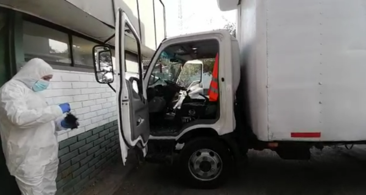 Conductor colisionó su camión con un auto para frustrar robo en la capital