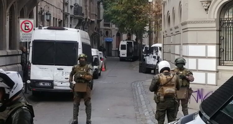 Dos carabineros terminan heridos tras ser golpeados durante procedimiento por robo en Santiago