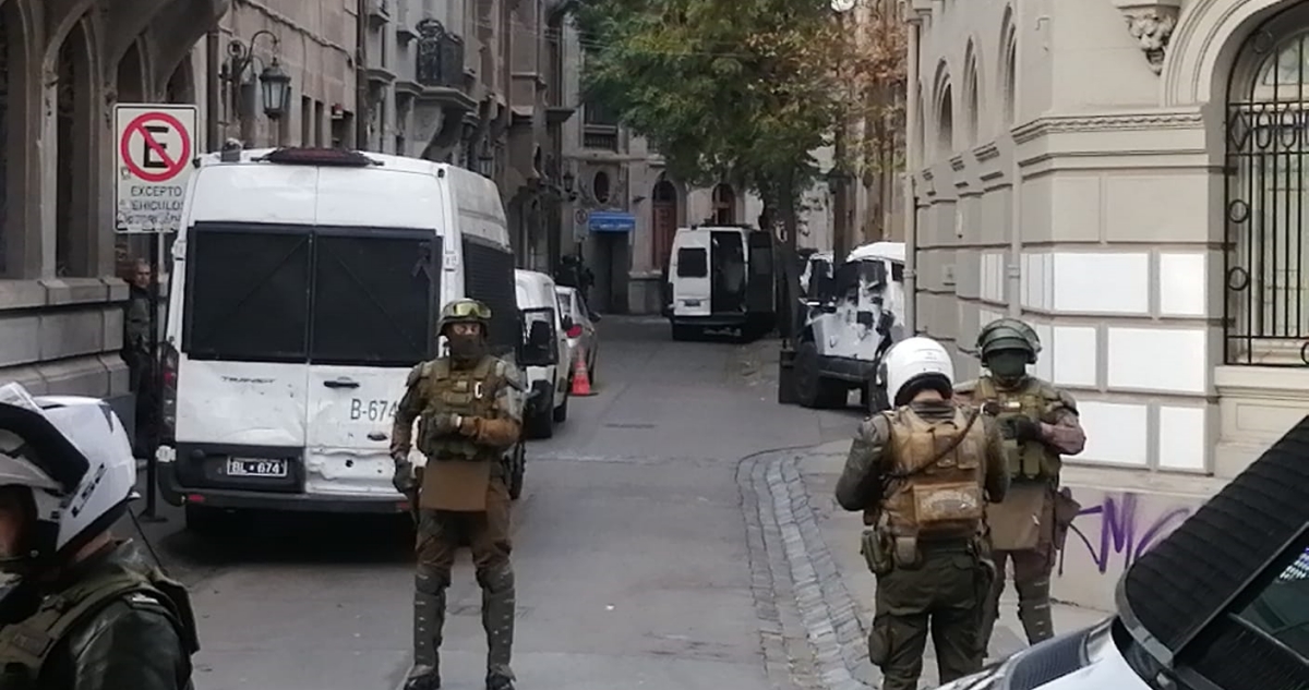 Dos carabineros terminan heridos tras ser golpeados durante procedimiento por robo en Santiago