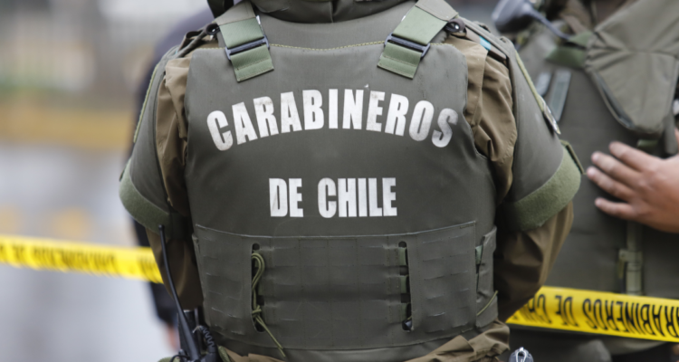 Carabineros repele a disparos ataque con sable de sujeto en Alto Hospicio: atacante en riesgo vital.