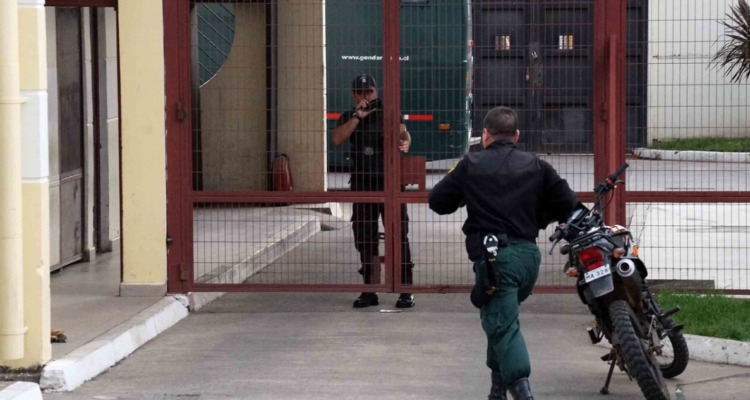 Reportan tres gendarmes retenidos por reos mapuches en la cárcel de Angol: se indaga posible secuestro