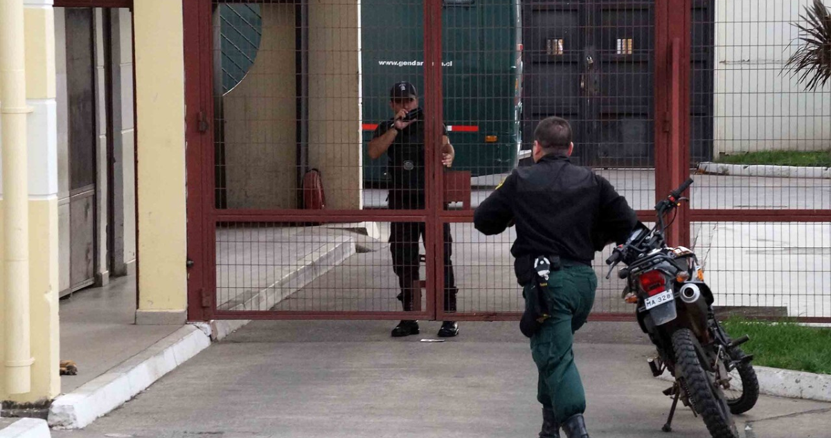 Reportan tres gendarmes retenidos por reos mapuches en la cárcel de Angol: se indaga posible secuestro