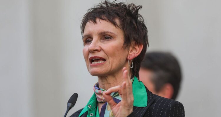 Tohá resalta baja del 31% en violencia rural y que Estado de Excepción no terminará “de una sola vez”