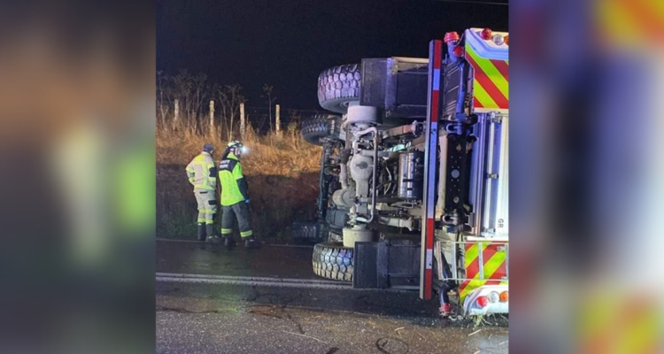 Carro de Bomberos vuelca entre Freire y Villarrica: reportan lesionados