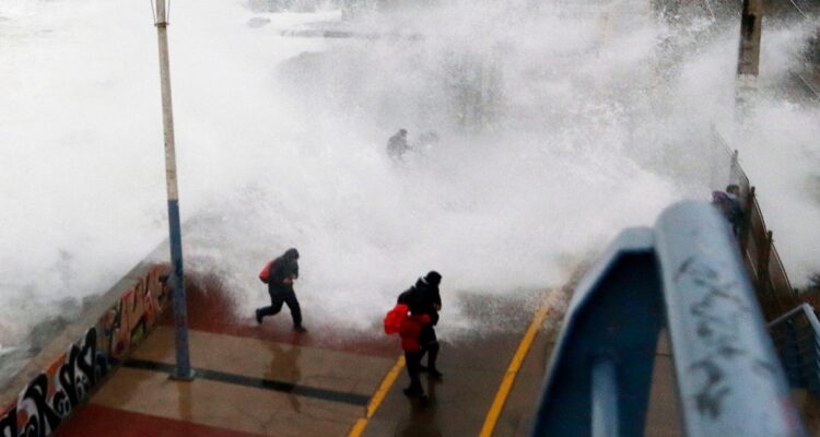 Emiten aviso y alerta meteorológica por lluvias, precipitaciones, vientos y marejadas en 11 regiones de Chile