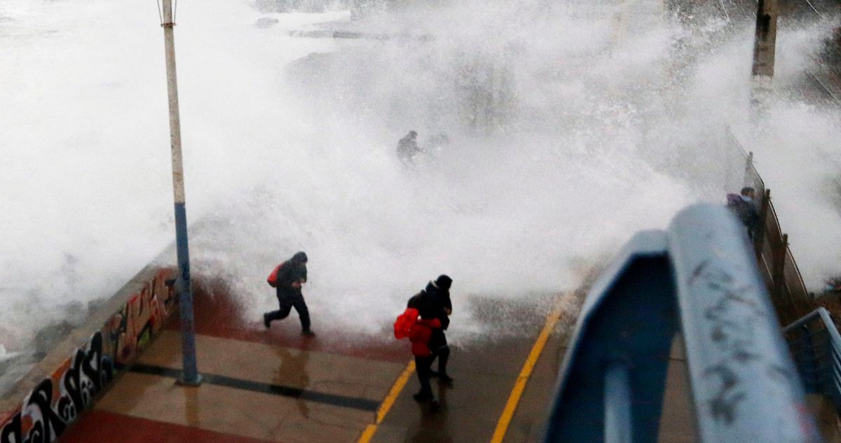 Emiten aviso y alerta meteorológica por lluvias, precipitaciones, vientos y marejadas en 11 regiones de Chile