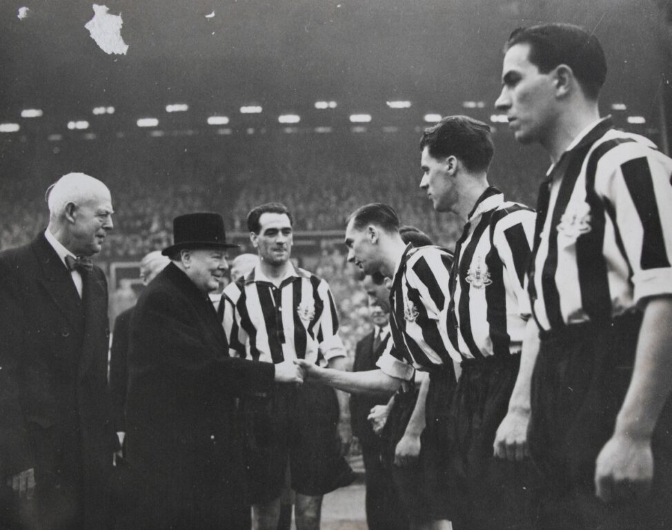 Winston Churchill reconociendo a jugadores del Newcastle