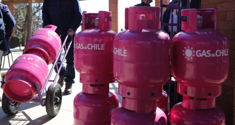 Cada cilindro sale $117 mil: los millonarios costos del proyecto de Enap por gas a menor precio