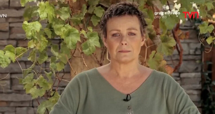 Claudia Conserva hablando sobre su cáncer en su serie documental Brava.