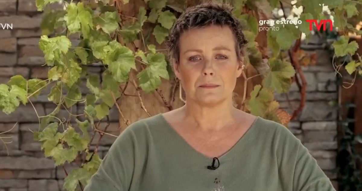 Claudia Conserva hablando sobre su cáncer en su serie documental Brava.