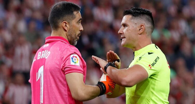 Hinchas del Real Betis cargaron contra Claudio Bravo