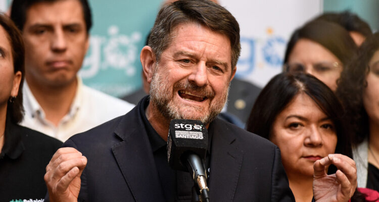 Gobernador Orrego lamenta que Maratón coincida con el día de la madre: se postergó por las elecciones