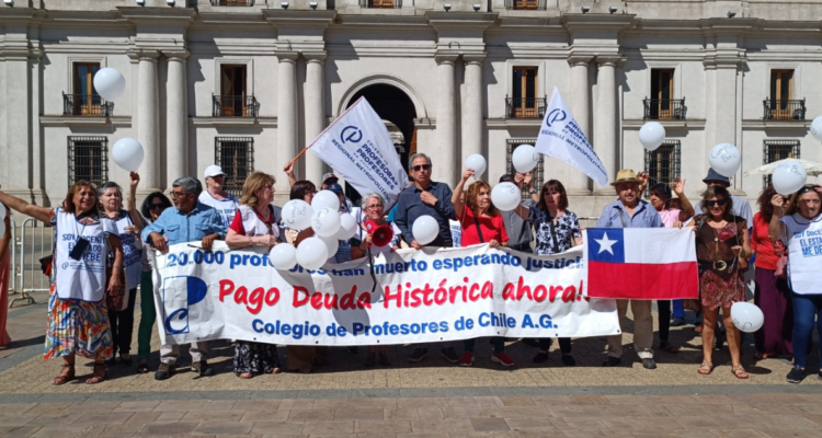 Imagen de profesores protestando frente a La Moneda