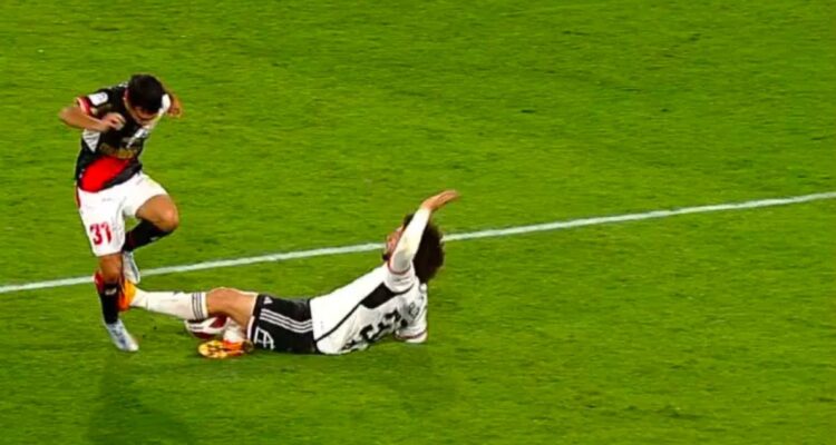 Colo Colo con la nube negra: Maxi Falcón recibe dura sanción por su expulsión ante Curicó Unido