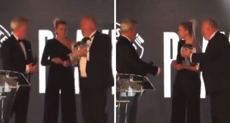 Alessia Russo durante la incómoda entrega de su premio a mejor jugadora del Manchester United.