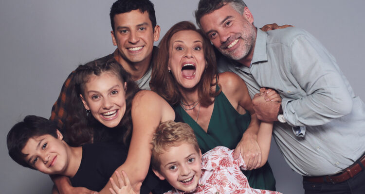 Parte del elenco en Como La Vida Misma.