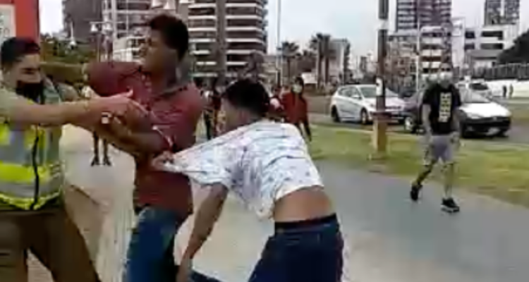 Condenan a 5 y 7 años de cárcel a venezolanos que atacaron a carabineros en Iquique: uno usó manopla.