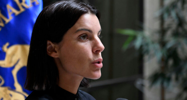 La diputada Maite Orsini hablando en un punto de prensa. Su equipo realizó un “telefonazo” para hablar de su preocupación por las amenazas que sufrieron-