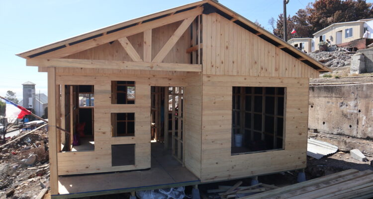 Construcción de viviendas de emergencia por incendios forestales concluirá a fines de mayo