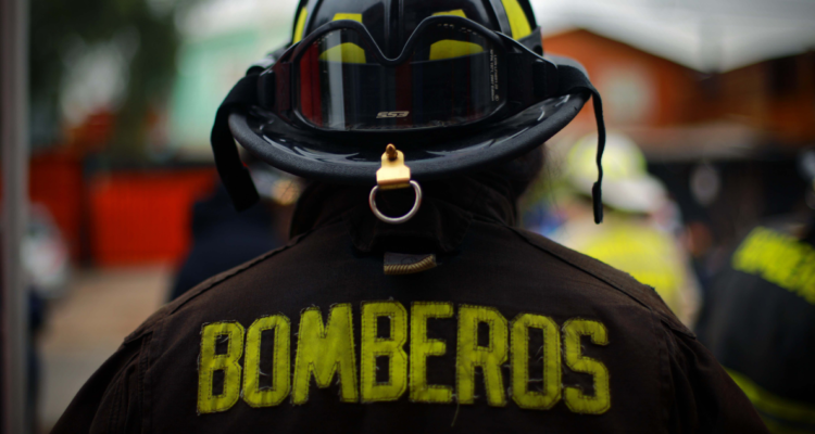 Tres adultos sobreviven a incendio que consumió su vivienda en Maullín: uno tiene 90 años