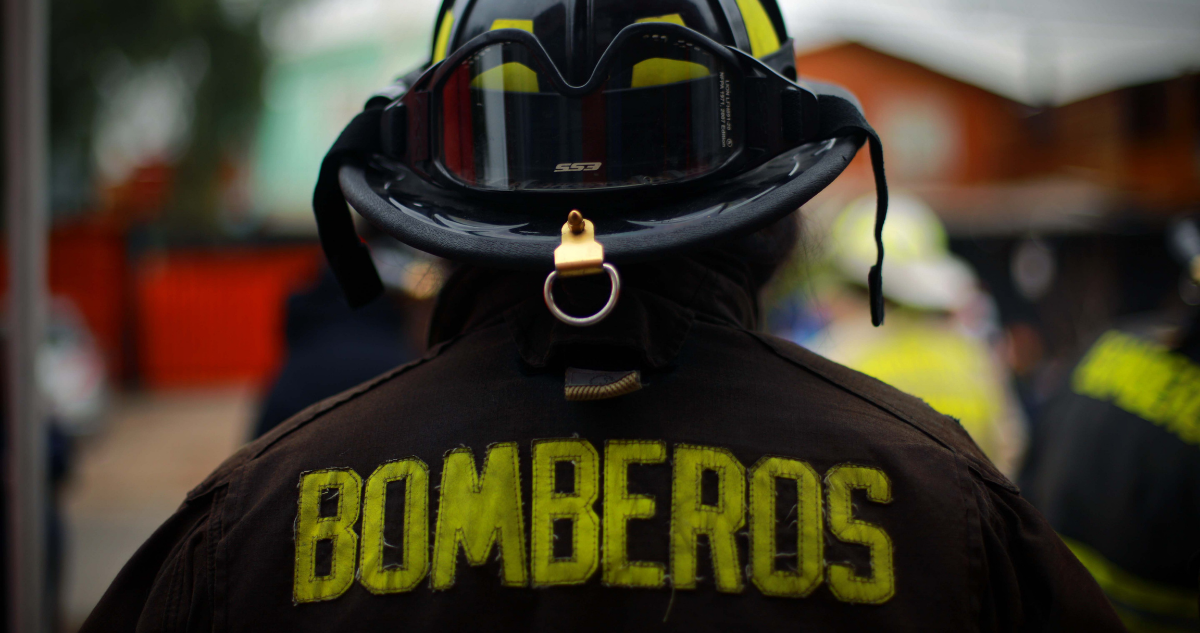 Tres adultos sobreviven a incendio que consumió su vivienda en Maullín: uno tiene 90 años