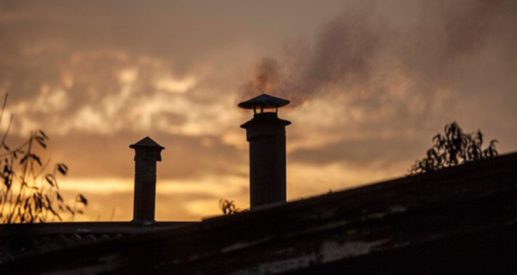 Primera preemergencia en Temuco y Padre Las Casas: restringen uso de estufas a leña en 9 sectores