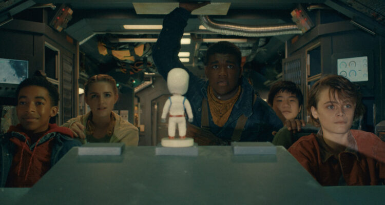 Los protagonistas de Cráter en el róver para la cinta de Disney plus.