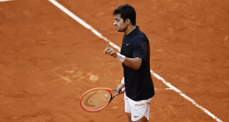 Cristian Garin no jugará Roland Garros 2023 por una fractura de costilla.